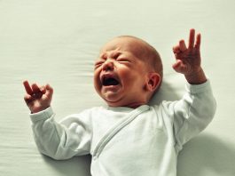 dlaczego niemowle płacze