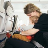 karmienie dziecka w samolocie