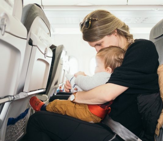 Karmienie dziecka podczas lotu samolotem. karmienie dziecka w samolocie