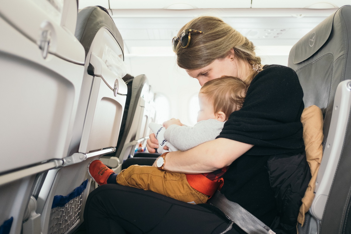 karmienie dziecka w samolocie
