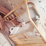 łóżko domek w pokoju dziecięcym