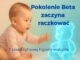 Niemowlę sięga po holograficznego misia AI – symbol pokolenia Beta i cyfrowej higieny
