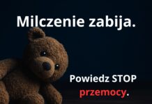 Pluszowy miś leży samotnie w czerwonym świetle – symbol przemocy wobec dzieci. Napis: „Milczenie zabija. Powiedz STOP przemocy.”