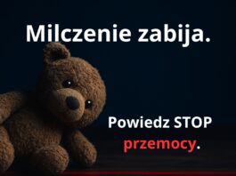 Pluszowy miś leży samotnie w czerwonym świetle – symbol przemocy wobec dzieci. Napis: „Milczenie zabija. Powiedz STOP przemocy.”