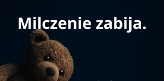 Pluszowy miś leży samotnie w czerwonym świetle – symbol przemocy wobec dzieci. Napis: „Milczenie zabija. Powiedz STOP przemocy.”