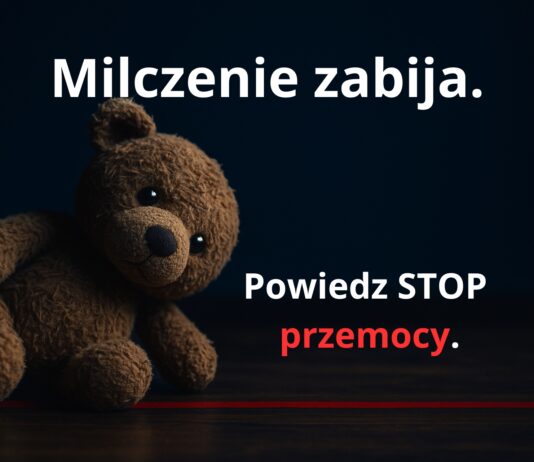 Pluszowy miś leży samotnie w czerwonym świetle – symbol przemocy wobec dzieci. Napis: „Milczenie zabija. Powiedz STOP przemocy.”