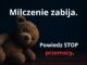 Pluszowy miś leży samotnie w czerwonym świetle – symbol przemocy wobec dzieci. Napis: „Milczenie zabija. Powiedz STOP przemocy.”
